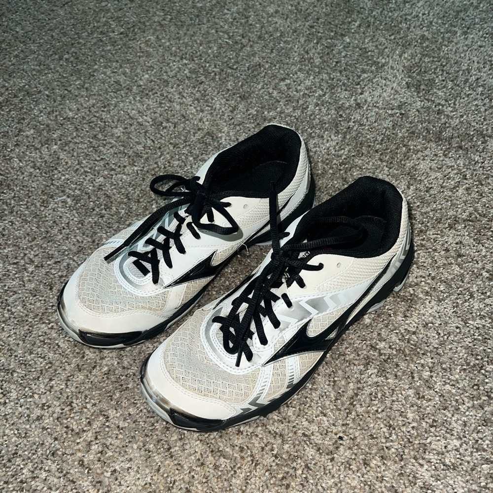 Mizuno Volleyball/ Indoor Shoes - Size 9